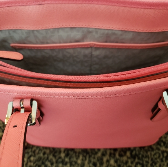 Michael Kors Pocket Tote w/ Matching Wristet - Picture 2 of 13